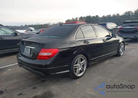 2013 Mercedes-Benz C 250 Sport z USA, uszkodzony, nr VIN WDDGF4HB5DG128991